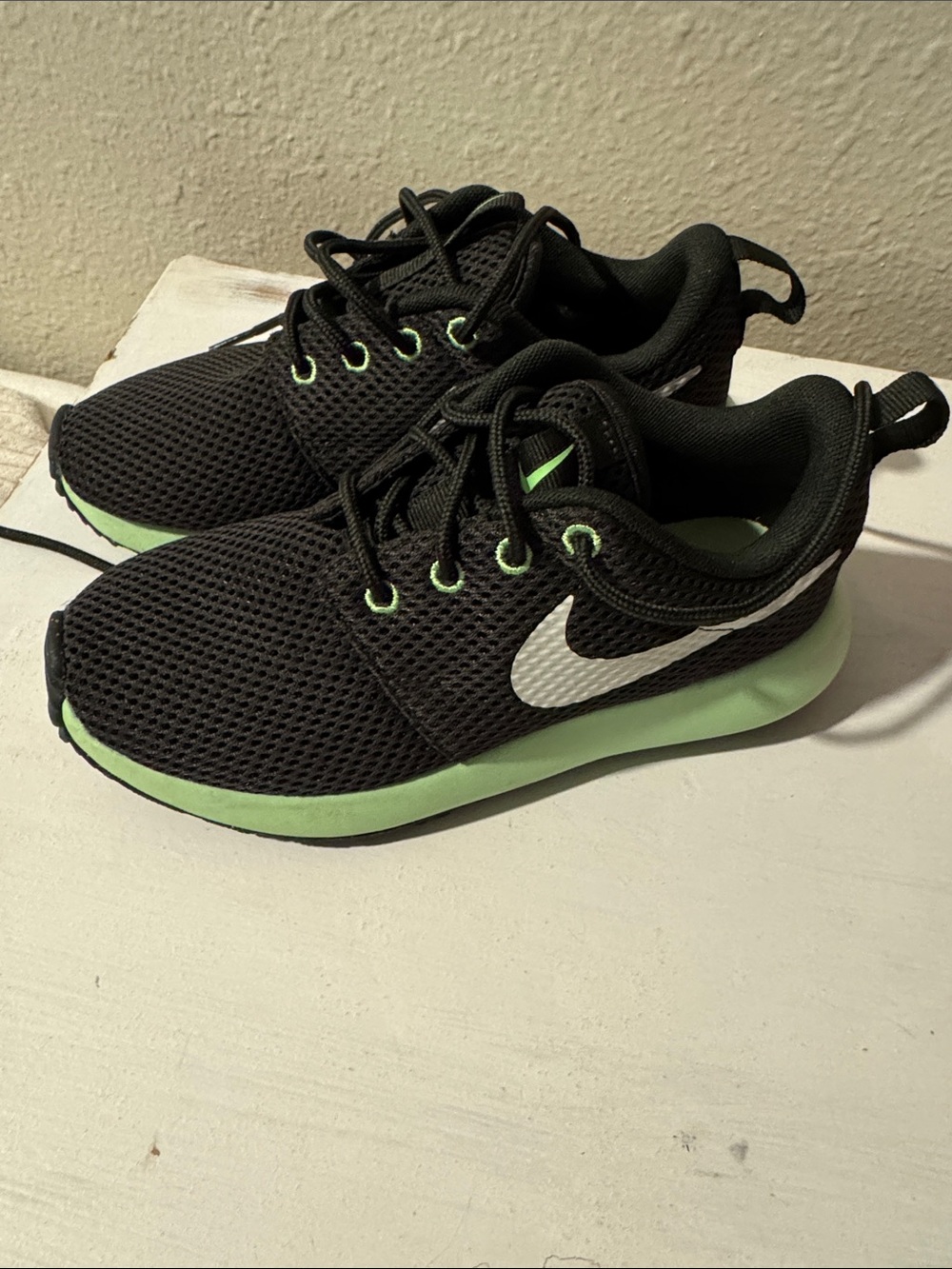 Nike Kids Black & Light Green Athletic Sneakers